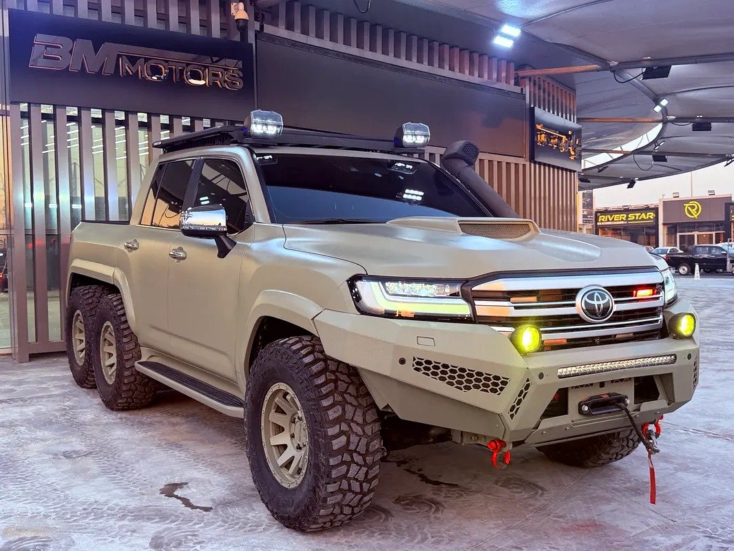 Toyota Land Cruiser VXR 6X6 - Image 2