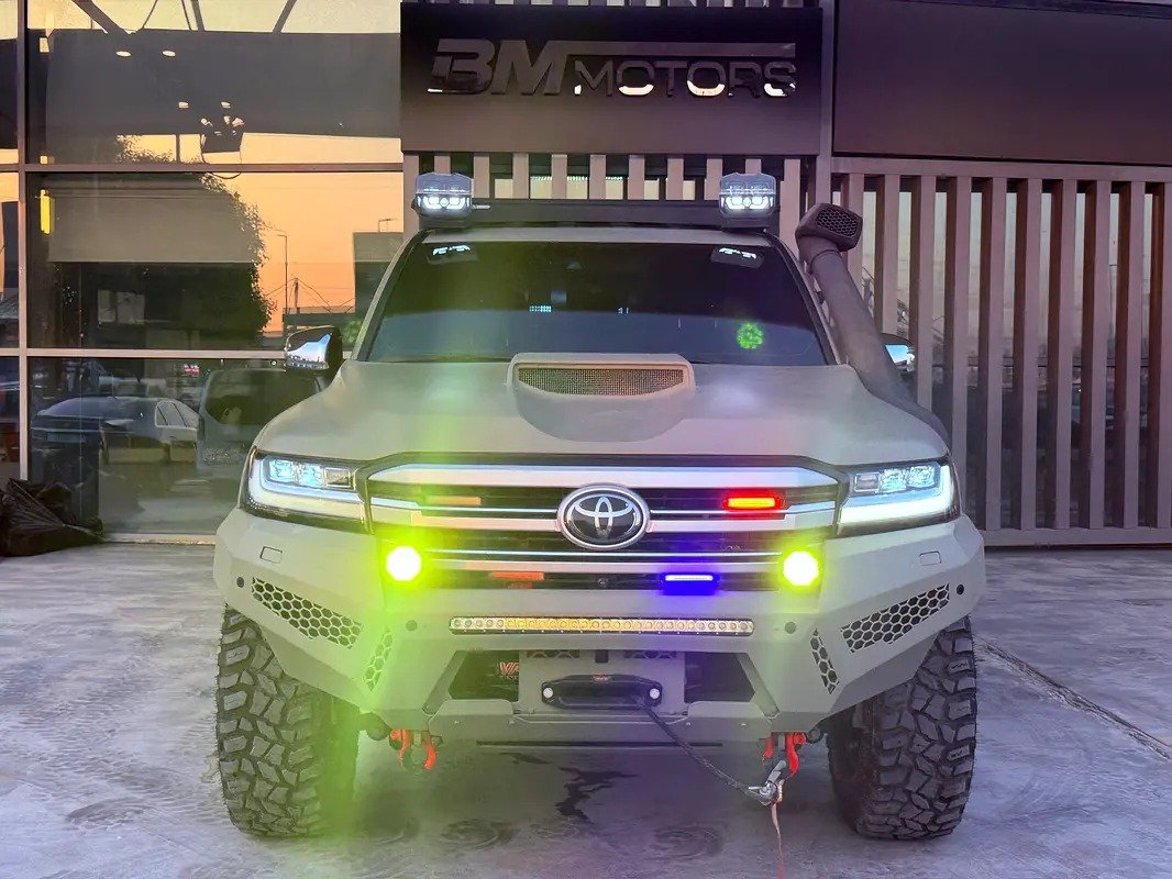 Toyota Land Cruiser VXR 6X6 - Image 3