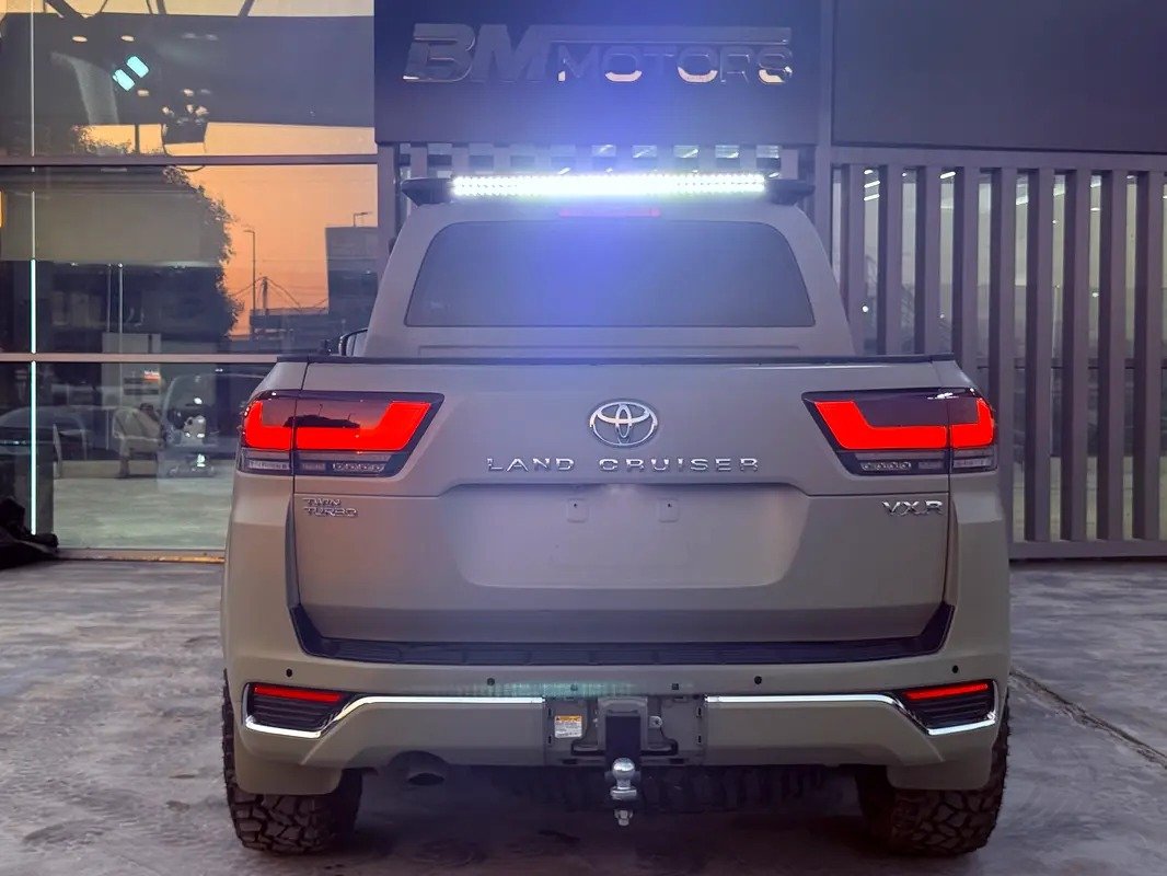 Toyota Land Cruiser VXR 6X6 - Image 6