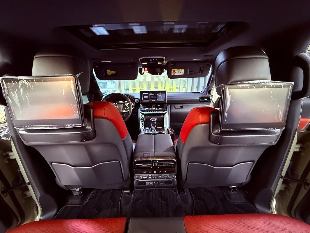 Toyota Land Cruiser VXR 6X6 - Image 13