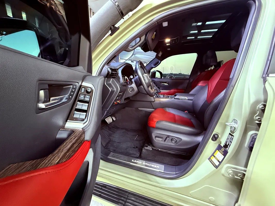 Toyota Land Cruiser VXR 6X6 - Image 12