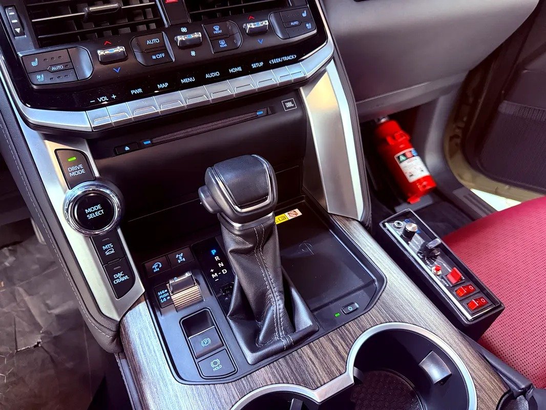 Toyota Land Cruiser VXR 6X6 - Image 15