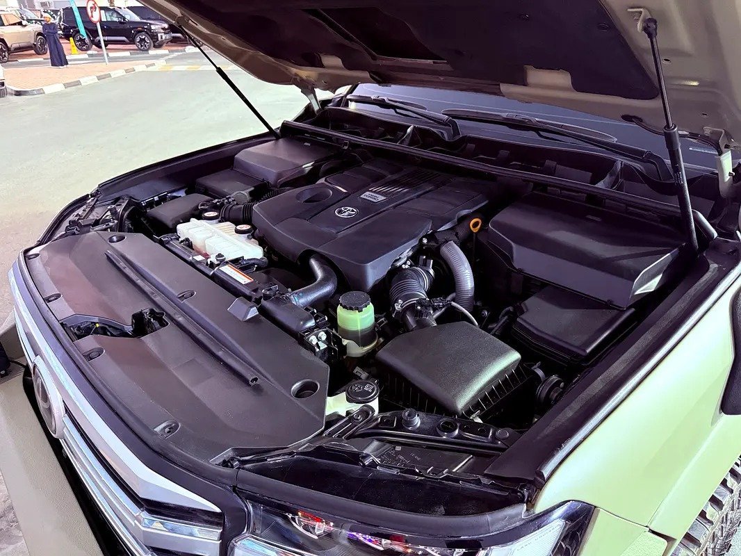 Toyota Land Cruiser VXR 6X6 - Image 11